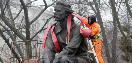 Kulturrevolution in Blau-Gelb: Ein Maxim-Gorki-Denkmal wird entf...