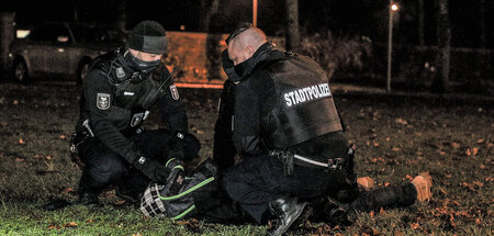 Machtdemonstration der Polizei bei einer Kontrolle während der S...