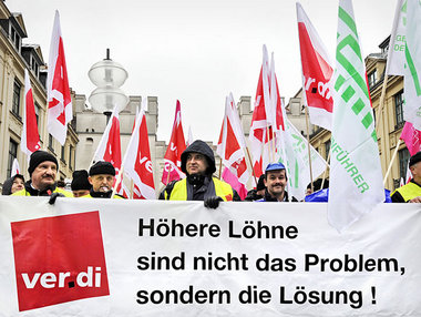 Bereits der Warnstreik am 27. Februar, hier in München, brachte ...