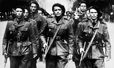 1943: Milizsoldaten marschieren auf den Champs Elysees