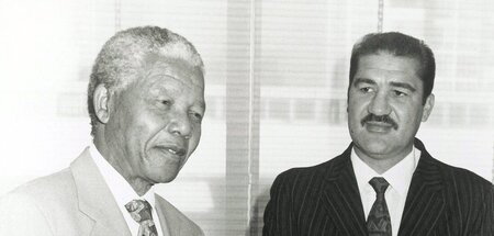 »Die bionische Hand«: Gerhardus Christian »Gerrie« Coetzee (r.) ...