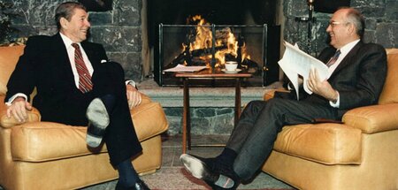 Kein Witz: Michail Gorbatschow und Ronald Reagan (Reykjavik, Okt...