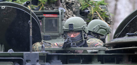Warten aufs Kommando: Ein Bundeswehr-Soldat mit einem Sturmgeweh...