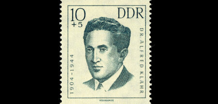 Der Namensgeber der Alfred-Klahr-Gesellschaft auf einer DDR-Brie...