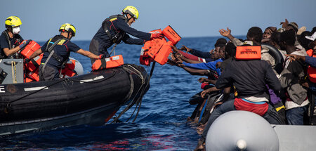Ein Rettungsteam der Organisation »SOS Humanity« im Mittelmeer
