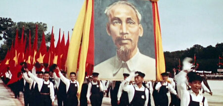 Ho Chi Minh auf einem Plakat nach der Vertreibung der französisc...