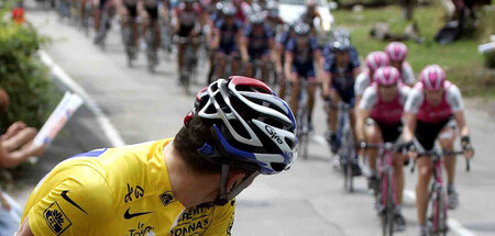 Blick zurück aufs Verfolgerfeld: Lance Armstrong bei der Tour de...