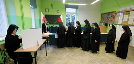 Wie werden sie wohl wählen? Katholische Nonnen bei der Stimmabga...