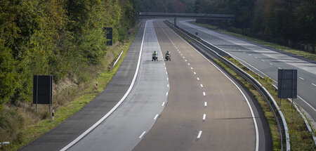 Protest zeigt Wirkung: Polizisten auf der leeren Autobahn 66, na...