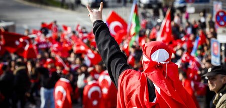 Mit dem Wolfsgruß: Kundgebung von türkischen Faschisten in Hambu...