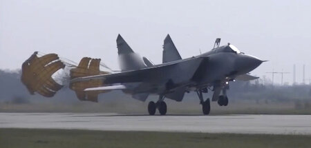 Ein russisches Kampfflugzeug vom Typ MiG-31 bei der Landung auf 