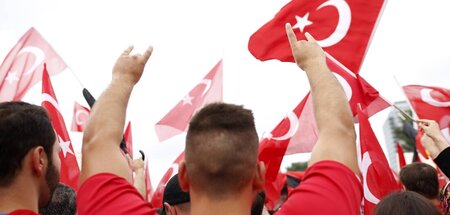Ein Erdogan-Anhänger zeigt den faschistischen »Wolfsgruß« auf ei...