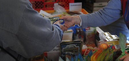 In einer Kirche werden Lebensmittel der Berliner Tafel an Bedürf...