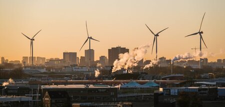 Aktuell drehen sie sich kräftig: Windräder von Vattenfall in Ams...