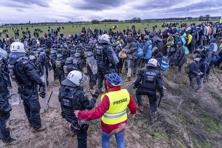 Die Bewegungsfreiheit von Journalisten wurde von der Polizei dra...