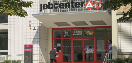 Anstatt Ufuk T. zu einem Sachbearbeiter vorzulassen, rief man im...