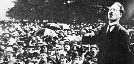 Karl Liebknecht spricht vor revolutionären Arbeitern und Soldate...