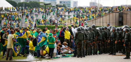 Umsturz gescheitert: Bolsonaro-Anhänger bei Putschversuch gegen ...