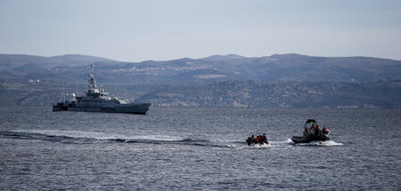 Klare Machtverhältnisse: Seenotretter und Flüchtlingsboot mit Fr...