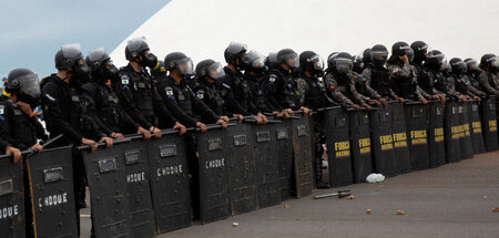 Loyale Staatsgewalt? Brasilianische Polizei vor dem Kongressgebä