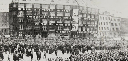 Naziaufmarsch vor dem Karl-Liebknecht-Haus der KPD am Bülowplatz...