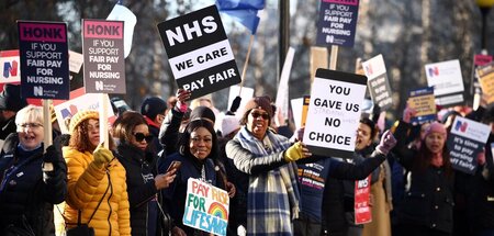 NHS-Krankenschwestern während eines Streiks in London (15.12.202...