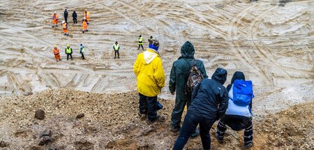 Demonstranten an der Abbruchkante des Tagebaus Garzweiler