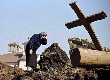 April 1999, ein serbischer Friedhof in Pristina nach einem NATO-...
