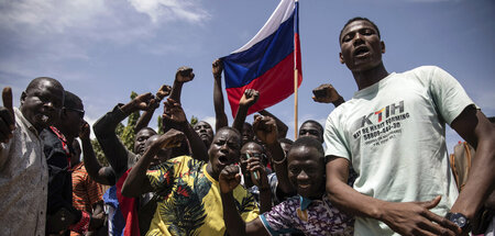 Mit Unterstützung der Straße: Slogans gegen Frankreich und russi...