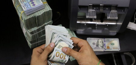 LEBANON-CRISIS-CURRENCY.JPG