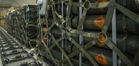 Man muss sich Fragen stellen (Munition für die Ukraine auf Luftw...