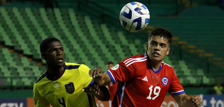 Garis Mina (Ecuador) und Vicente Conelli (Chile) beäugen einen F...