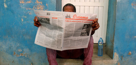 Kulturgut: Ein Kubaner liest die KP-Zeitung Granma (Havanna, 21....