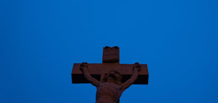 Bayern, Bamberg: Ein Kreuz ist während der morgendlichen blauen