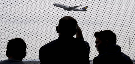 Fast 13.000 Menschen sind im vergangenen Jahr aus Deutschland ab...