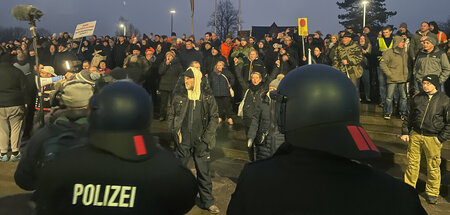 Zusammenrottung von Neonazis und Rassisten vor dem Kreistagsgebä...