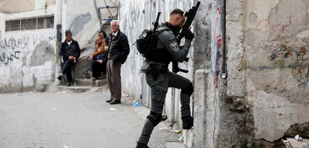Israelische Einsatzkräfte versiegeln das Haus eines Attentäters ...