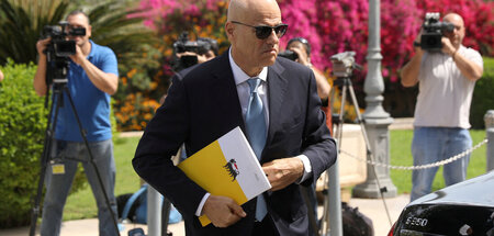 Schaut etwas finster drein: ENI-CEO Claudio Descalzi (Nikosia, 2...