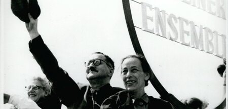 Bertolt Brecht und Helene Weigel auf dem Umzugswagen des Berline...