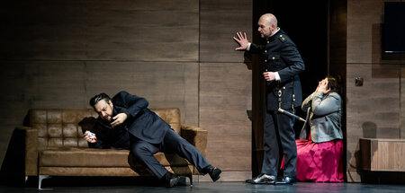 Pirat auf der Chaiselongue ans Telefon: George Petean als Simon ...