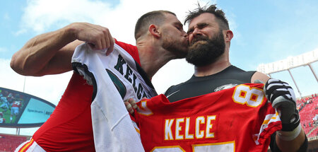 Genug der Bruderliebe: Travis Kelce (l.) und Jason Kelce stehen ...