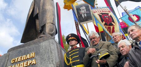 Ukrainische Nationalisten an der Statue ihres Idols Stepan Bande...