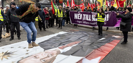 Kommt in Ankara nicht gut an: Demonstranten springen auf das Bil...