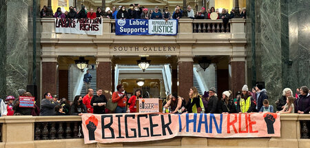 Meilenstein: Demonstranten erinnern im State Capitol von Wiscons... Meilenstein: Demonstranten erinnern im State Capitol von Wiscons...