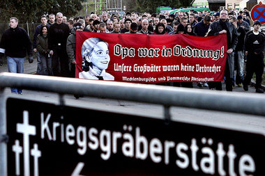 Faschistische Tradition ungestraft wachgehalten: Neonazis zum »H... Faschistische Tradition ungestraft wachgehalten: Neonazis zum »H...
