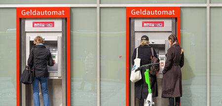 Angesichts der Inflation wird das Geld für viele Menschen immer ...