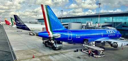 Flugzeug der ITA Airways auf dem römischen Flughafen Fiumicino n...