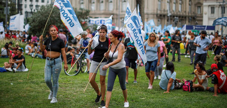 Sommerlicher Protestaufzug vor dem Justizpalast (Buenos Aires, 1...