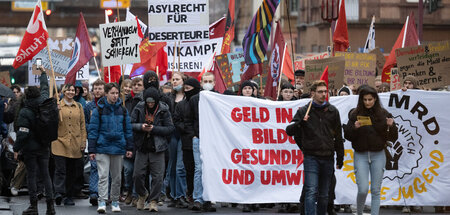 Klare Botschaften: Protestzug durch Marburg am Donnerstag nachmi...