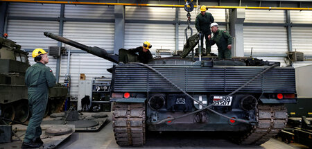 In der Panzerwerkstatt: Polnische Reparaturarbeiten am »Leopard ...